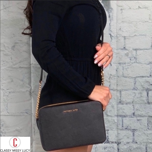 Michael Kors Handbags - NWT Michael Kors Jet Set item crossbody